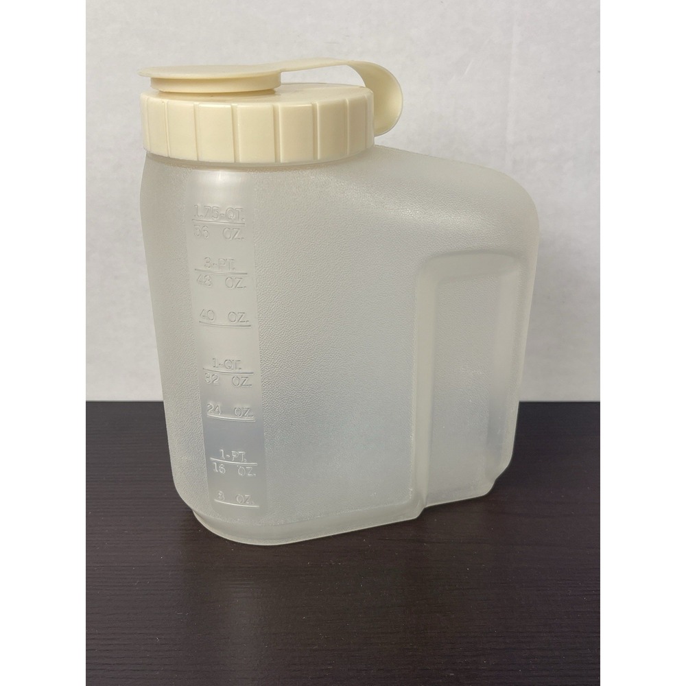 Vintage Rubbermaid Servin' Saver 1.75 Qt. Drink Container Almond Flip Lid Clean!
